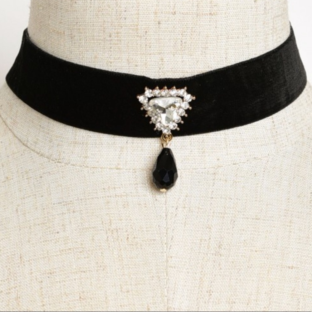 FAUX CRYSTAL TRIANGLE PENDANT CHOKER.