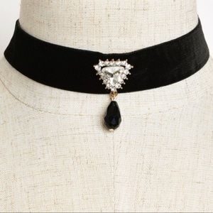 FAUX CRYSTAL TRIANGLE PENDANT CHOKER.