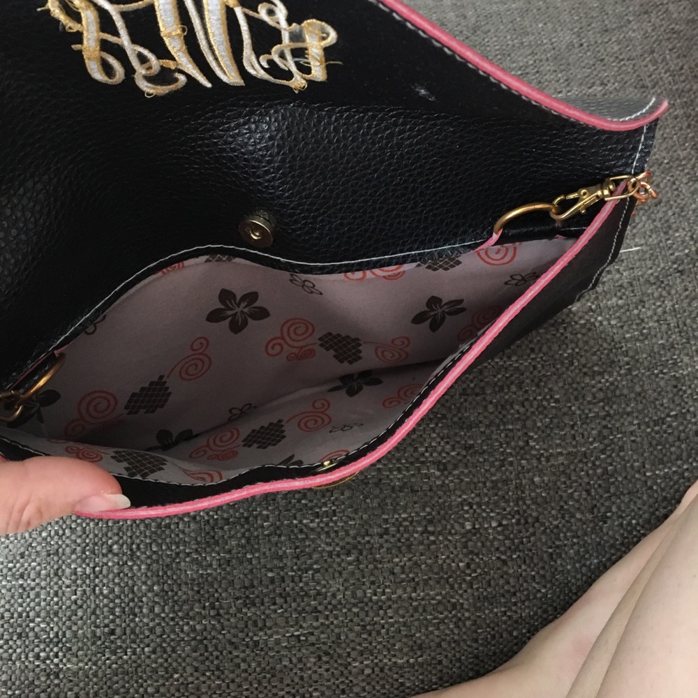 Monogrammed envelope clutch with gold chain - Picture 3 of 5