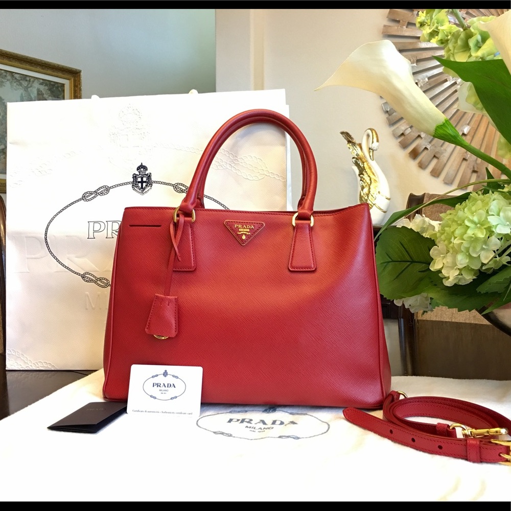 ❤️❤️SOLD❤️❤️Authentic Prada Saffiano Lux Tote Bag
