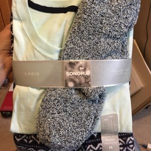 Sonoma 3 piece set includes shirt, pants, socks M