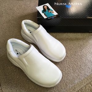 Nurse Mates "Dove" 6 Wide like new with box all white