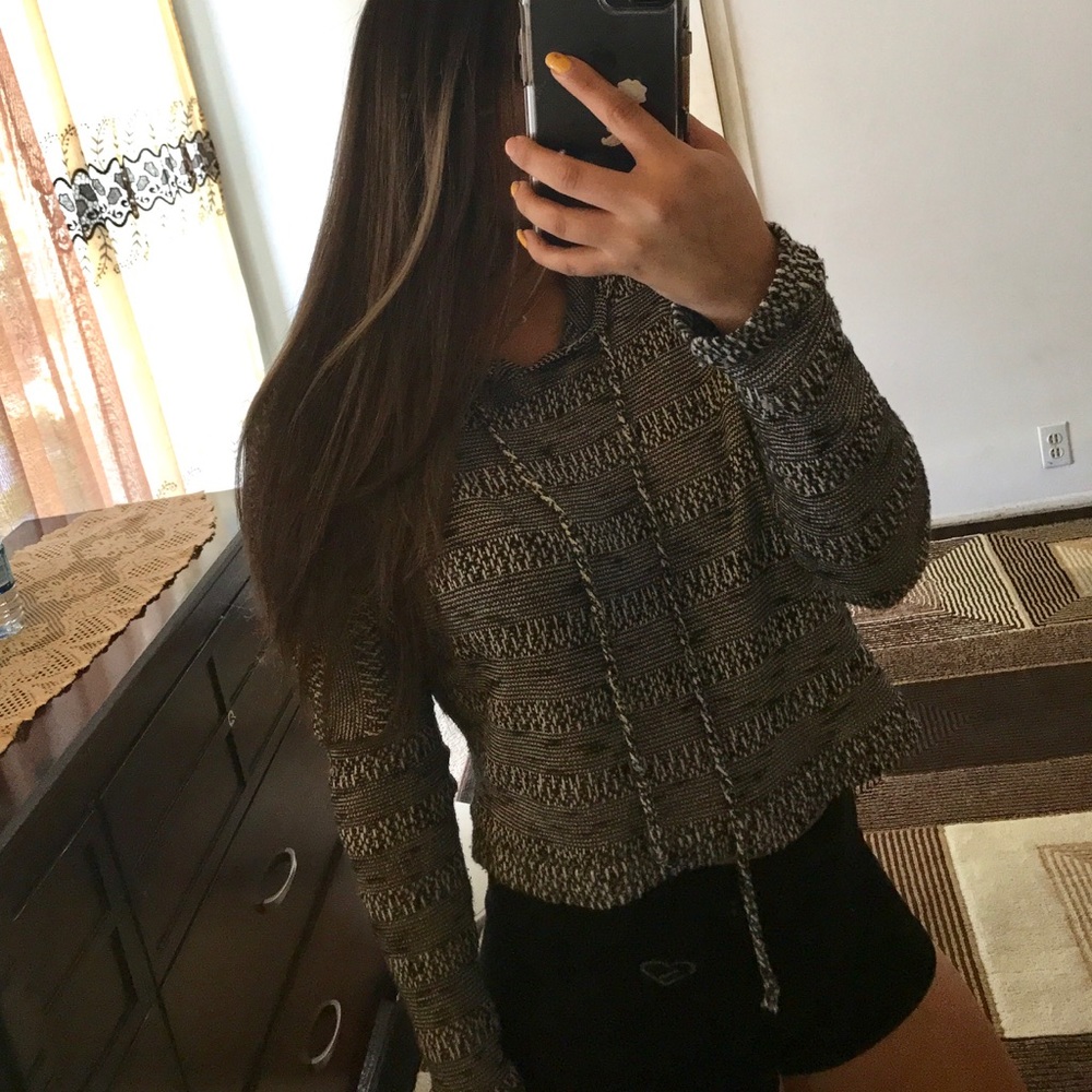 Crop knitted hoodie black & white pattern