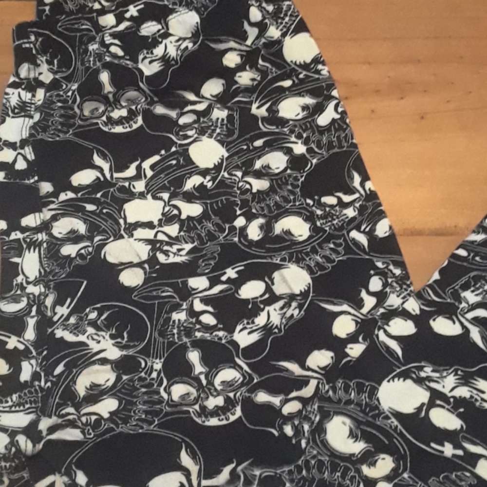 Buttery Soft Honey and Lace TC Leggings Skulls