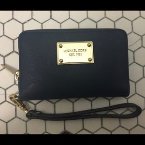 Michael Kors wristlet in Navy Blue