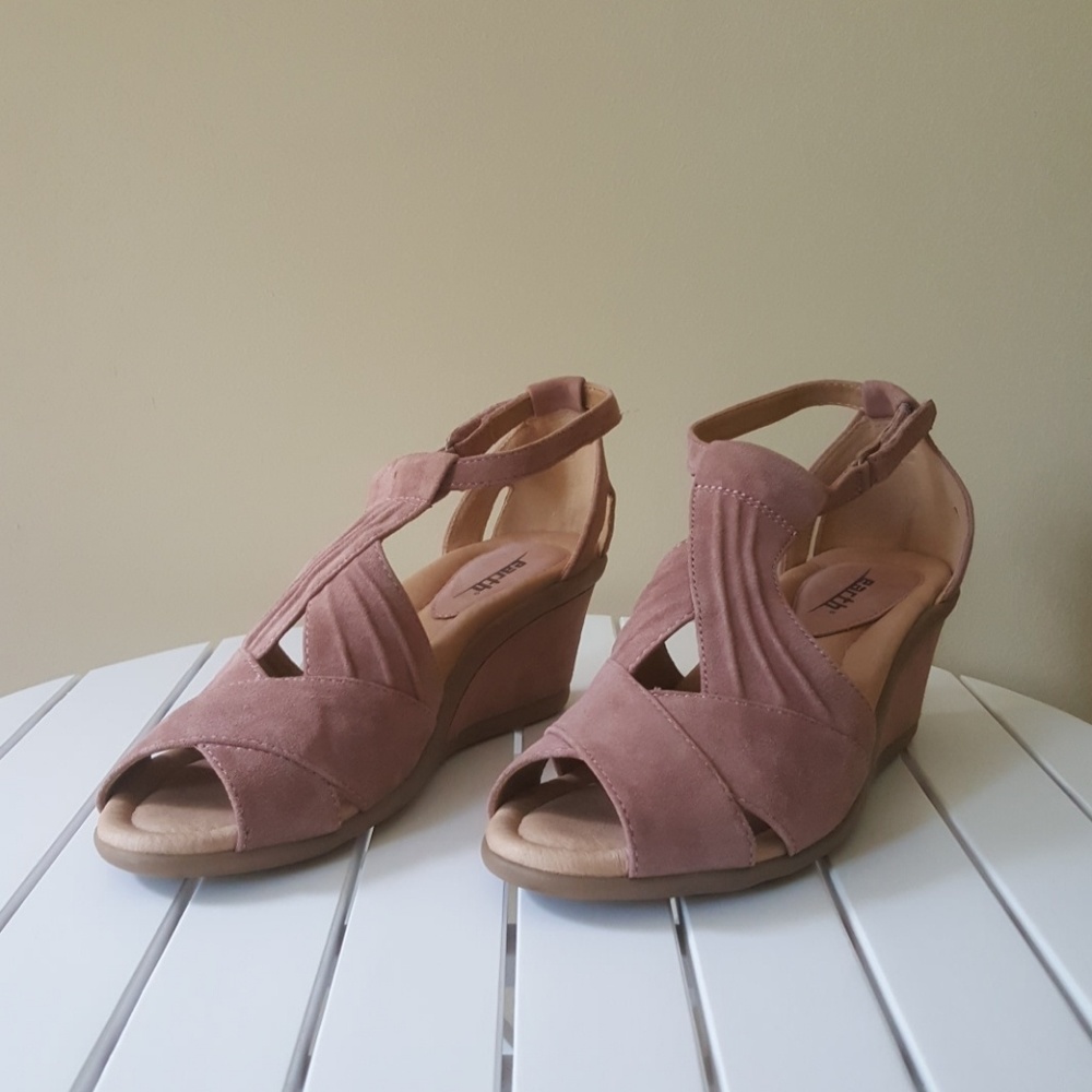 Earth Curvet Blush Suede 8m