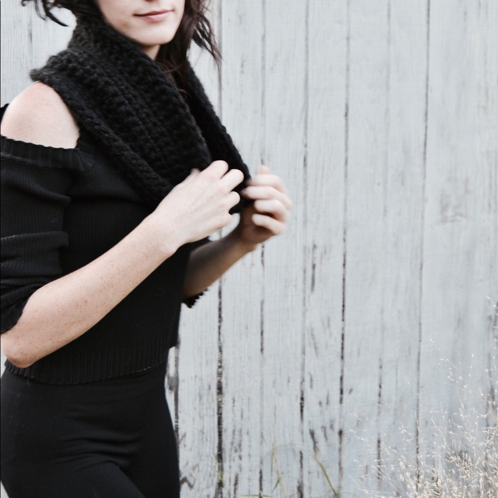 CLEAR OUT!!🍂 Handmade Black Chunky Cowl