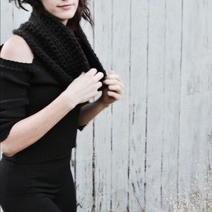 CLEAR OUT!!🍂 Handmade Black Chunky Cowl