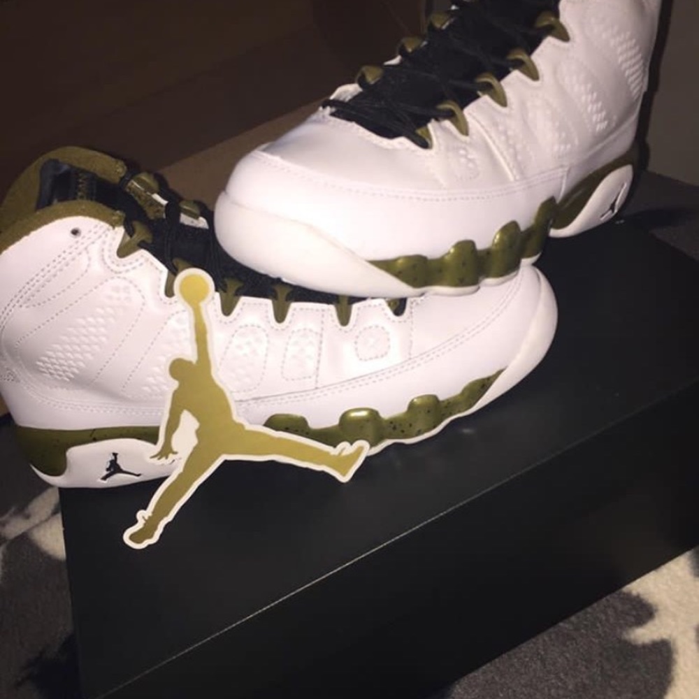 Jordan Retro 9 "statue" size 5.5Y/7 in women