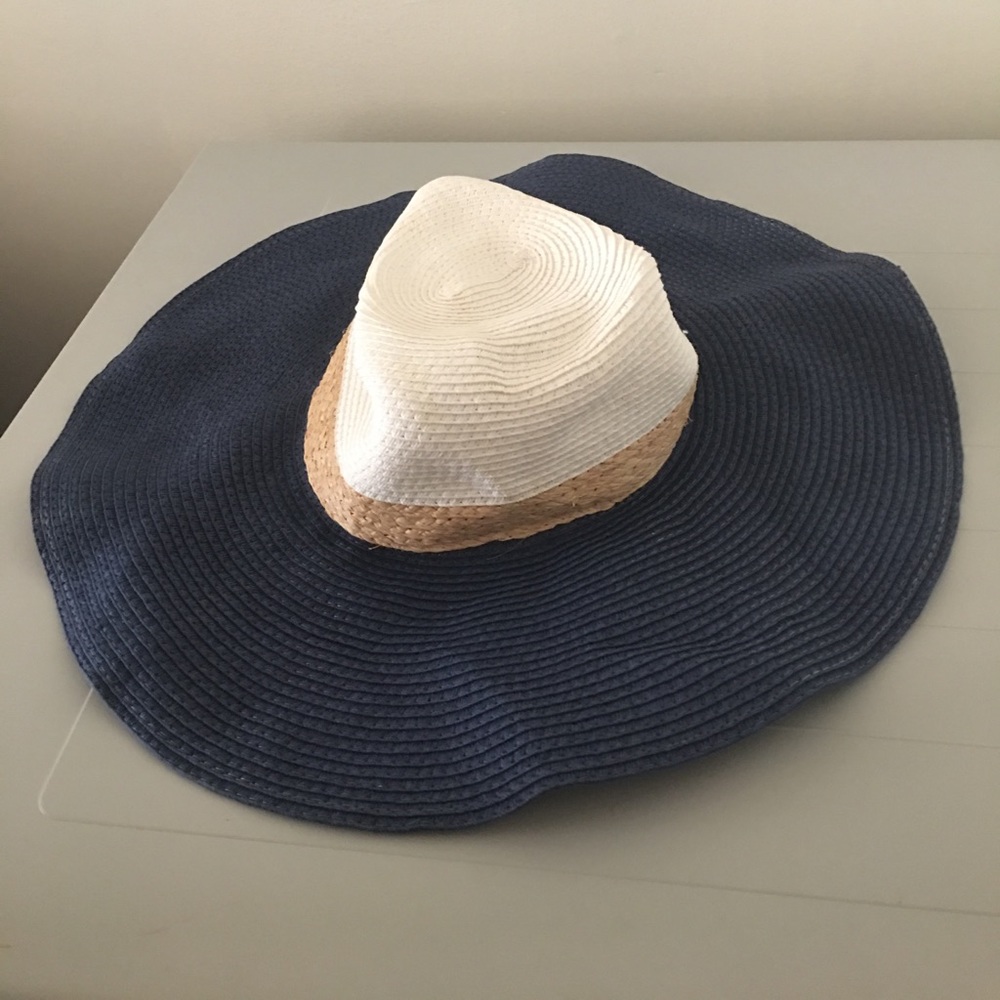 Straw beach hat