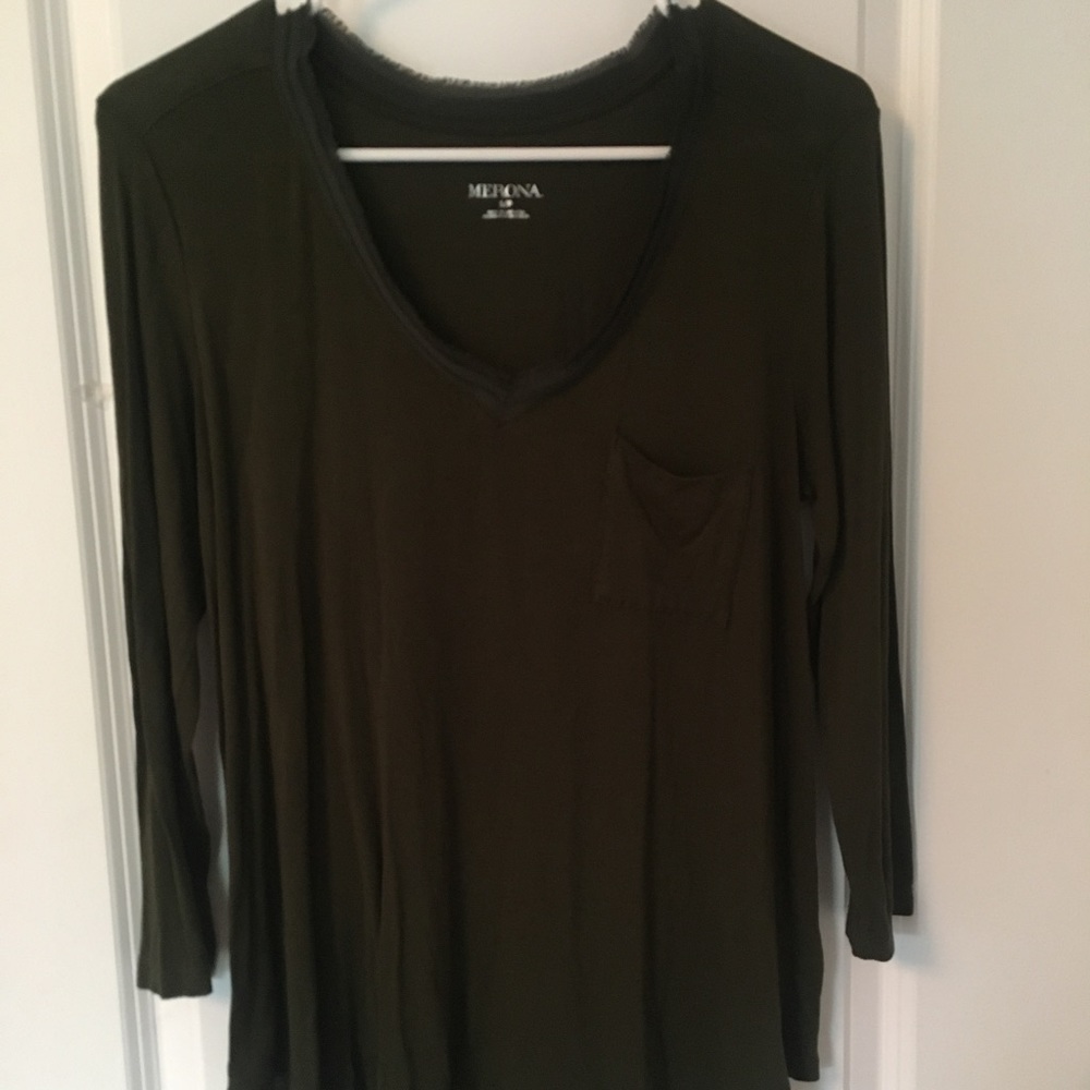 Quarter-sleeve v-neck tee