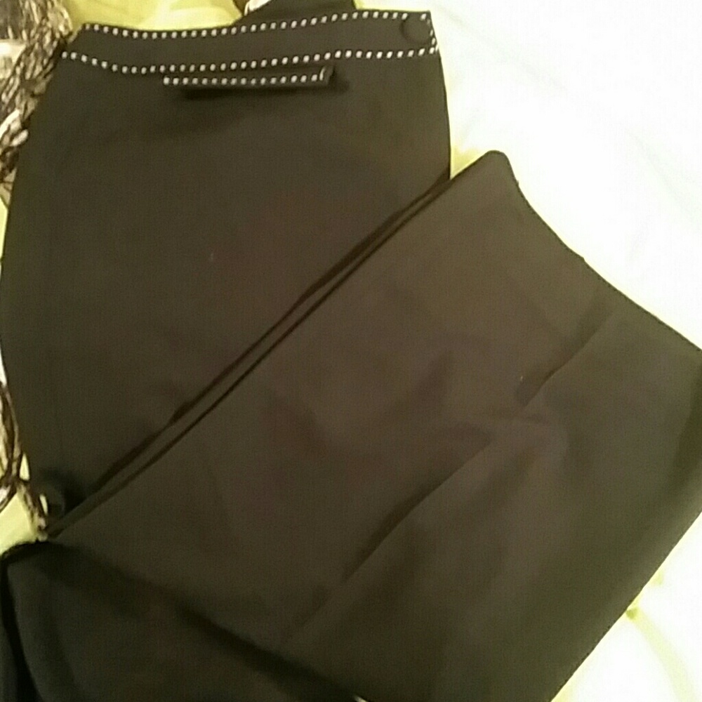 Black Capri pants