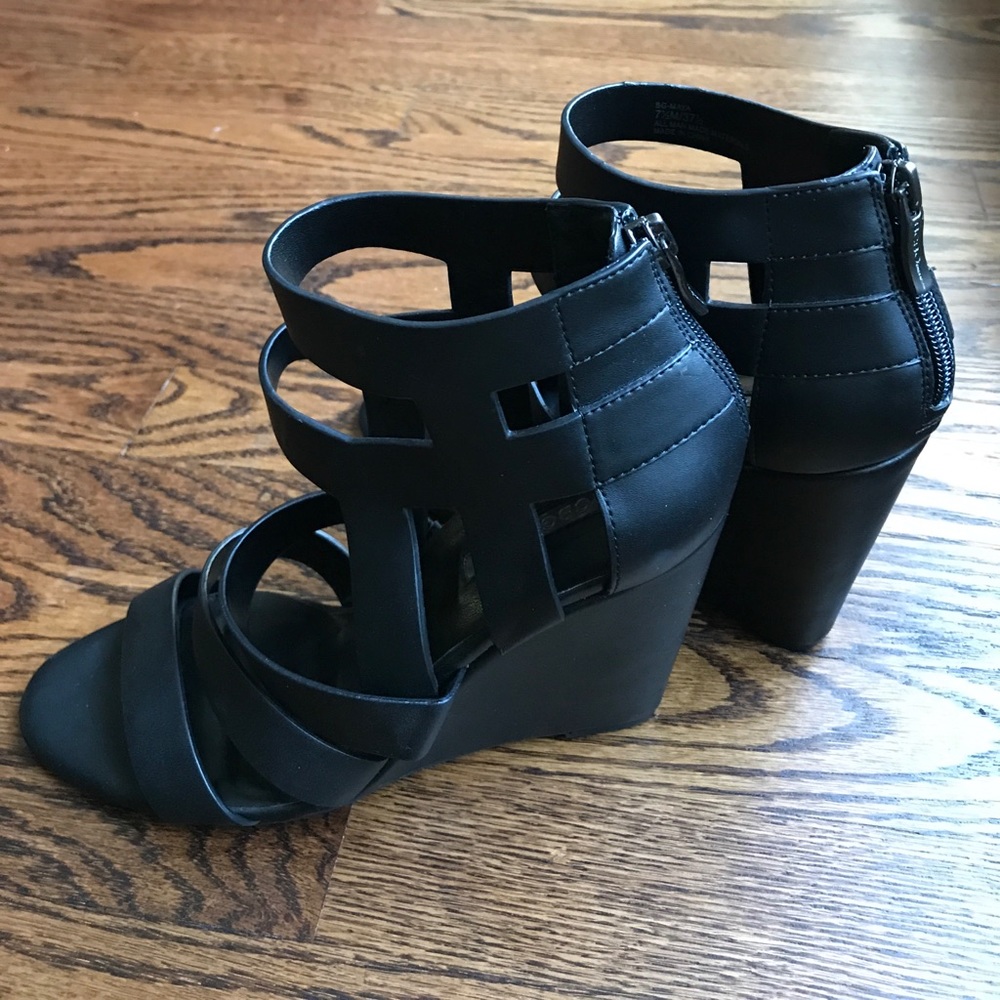 BCBG Open Toed Strappy Black wedges