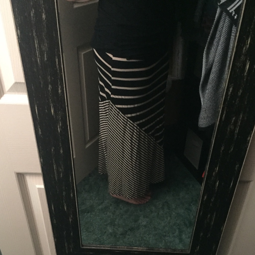 Line design maxi skirt