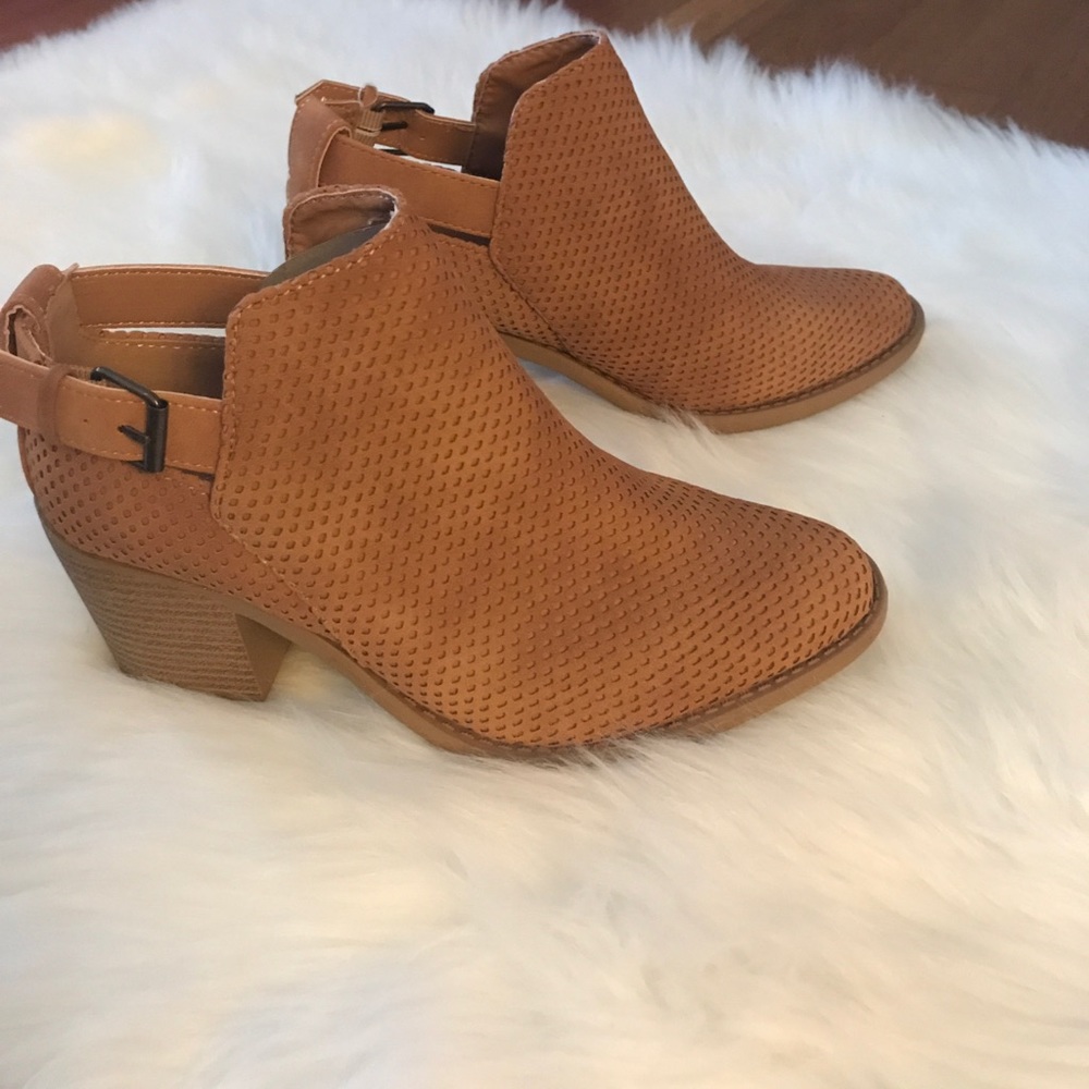 ✅ ⭐️FINAL PRICE DEDUCTION⭐️ Tan Bootie - Picture 3 of 8