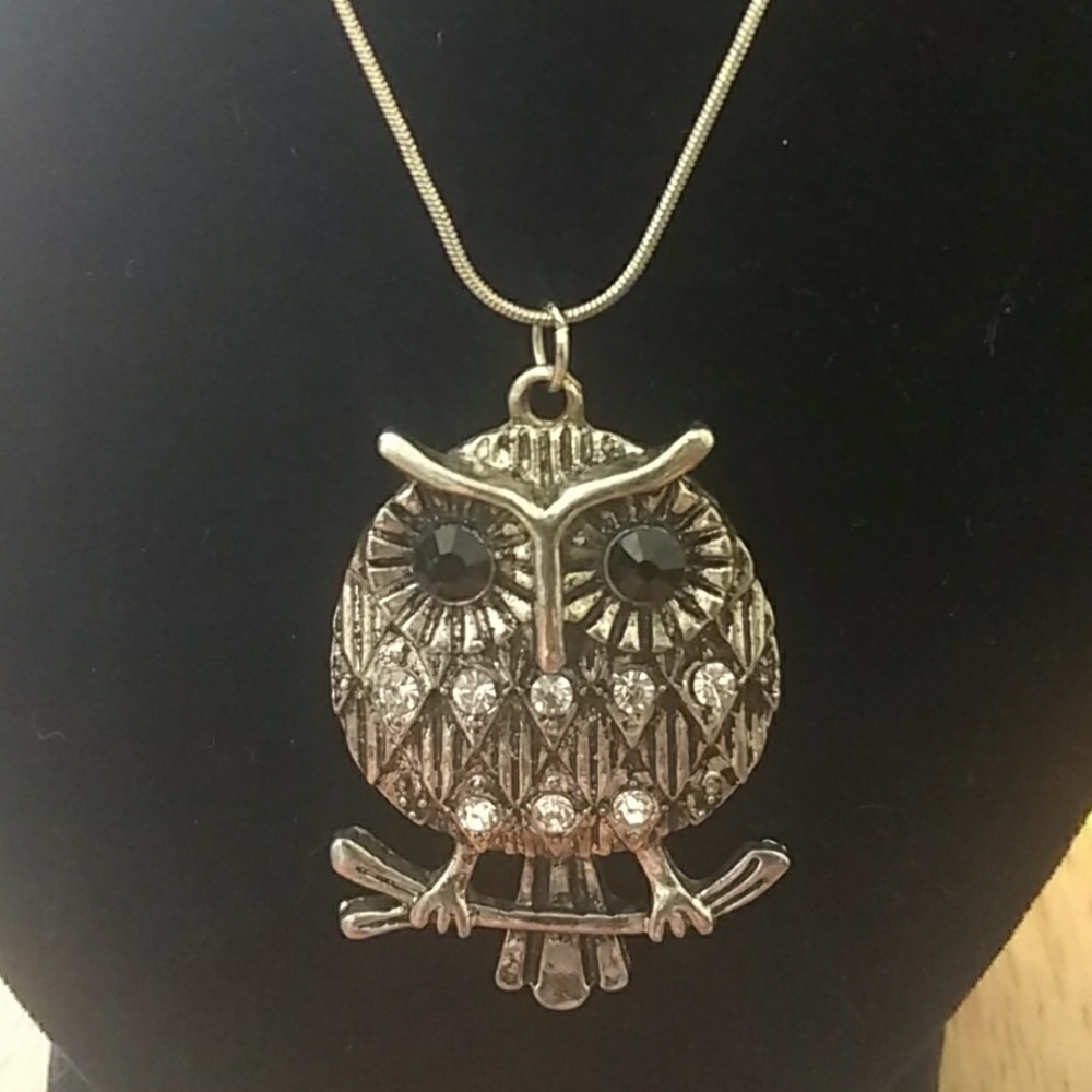 Beautiful black eyed Rhinestone hoot owl Necklace