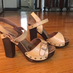 Beige leather chunky platform pumps