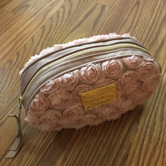 Victoria's Secret Handbags - NWT very cute Victoria secret makeup bag