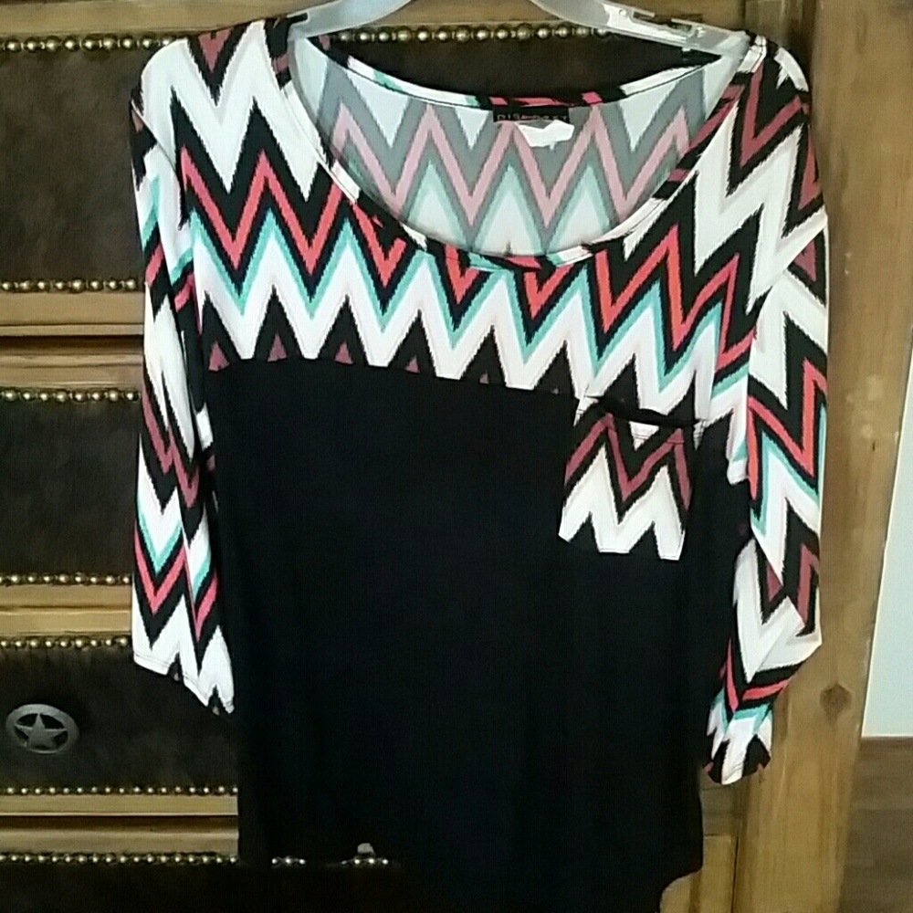 DISCREET QUARTER SLEEVE CHEVRON TOP