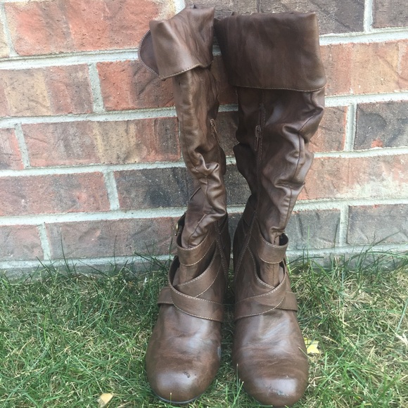 Brown heeled boots - Picture 2 of 3