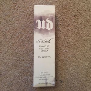 💜URBAN DECAY DE-SLICK SETTING SPRAY💜