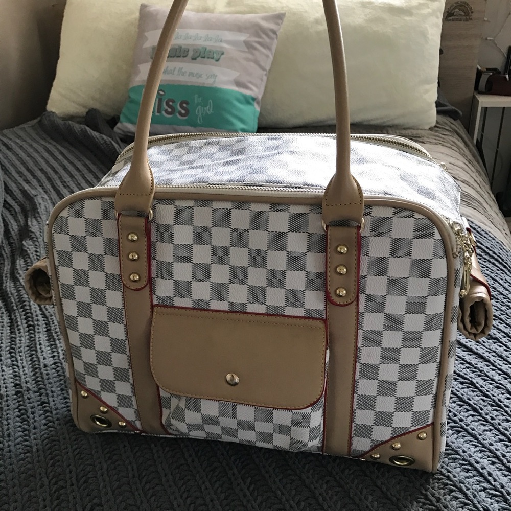 Dog carrier