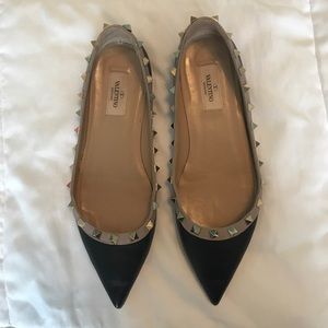 Black and tan Valentino flats