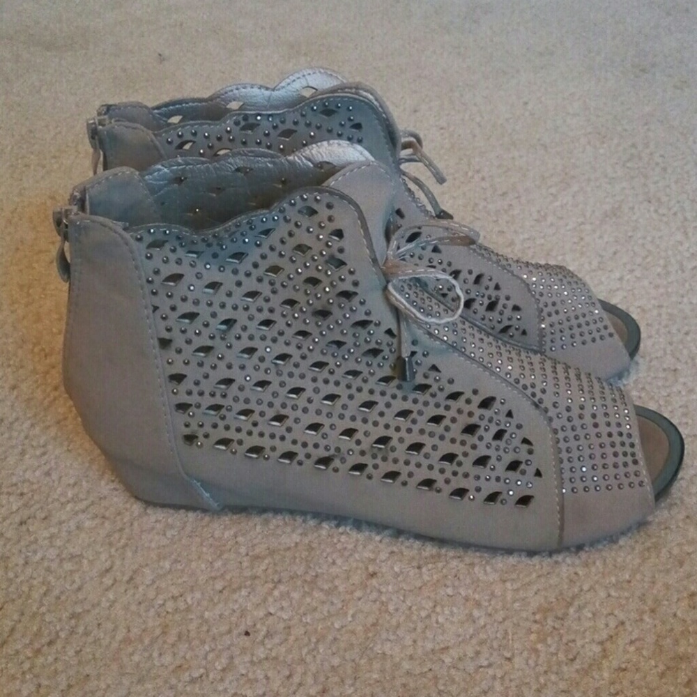 Shoes - Picture 2 of 3