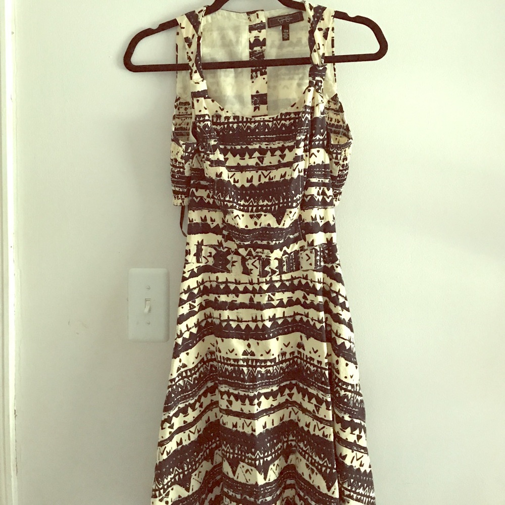 Geometric black and white dress.