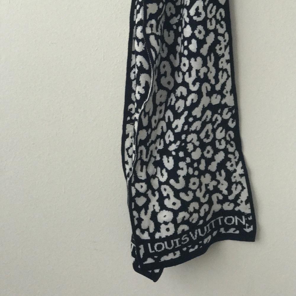 AUTHENTIC LOUIS VUITTON WOOL LEOPARD SCARF