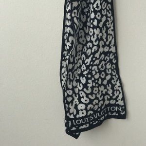 AUTHENTIC LOUIS VUITTON WOOL LEOPARD SCARF