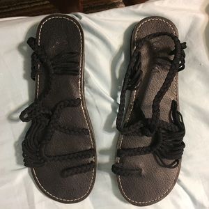 Plaka black sandals