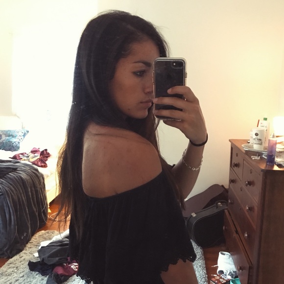 Adorable Off-the-shoulder Hollister Top - Picture 2 of 5