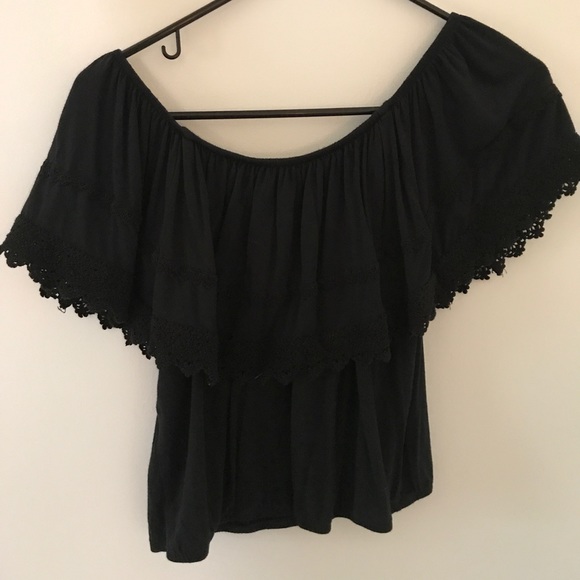 Adorable Off-the-shoulder Hollister Top - Picture 5 of 5