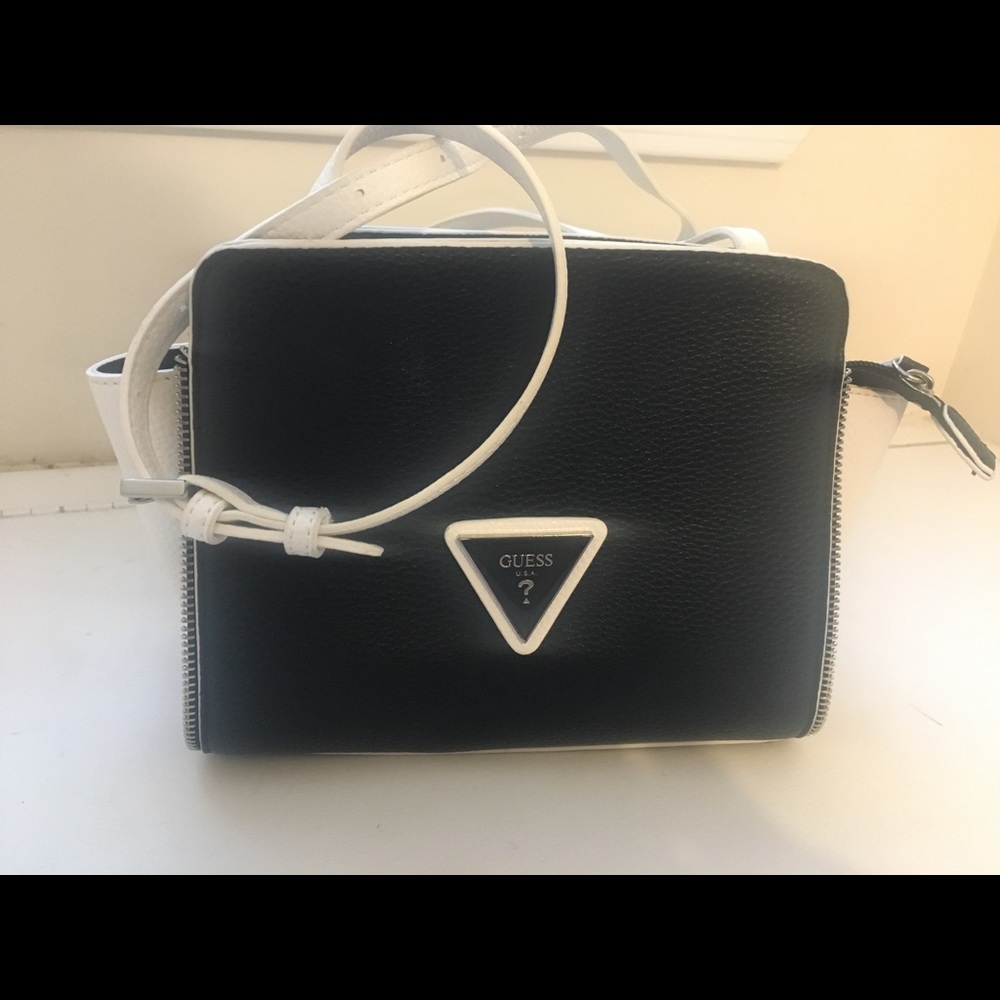 Like New Guess Crossbody bag
