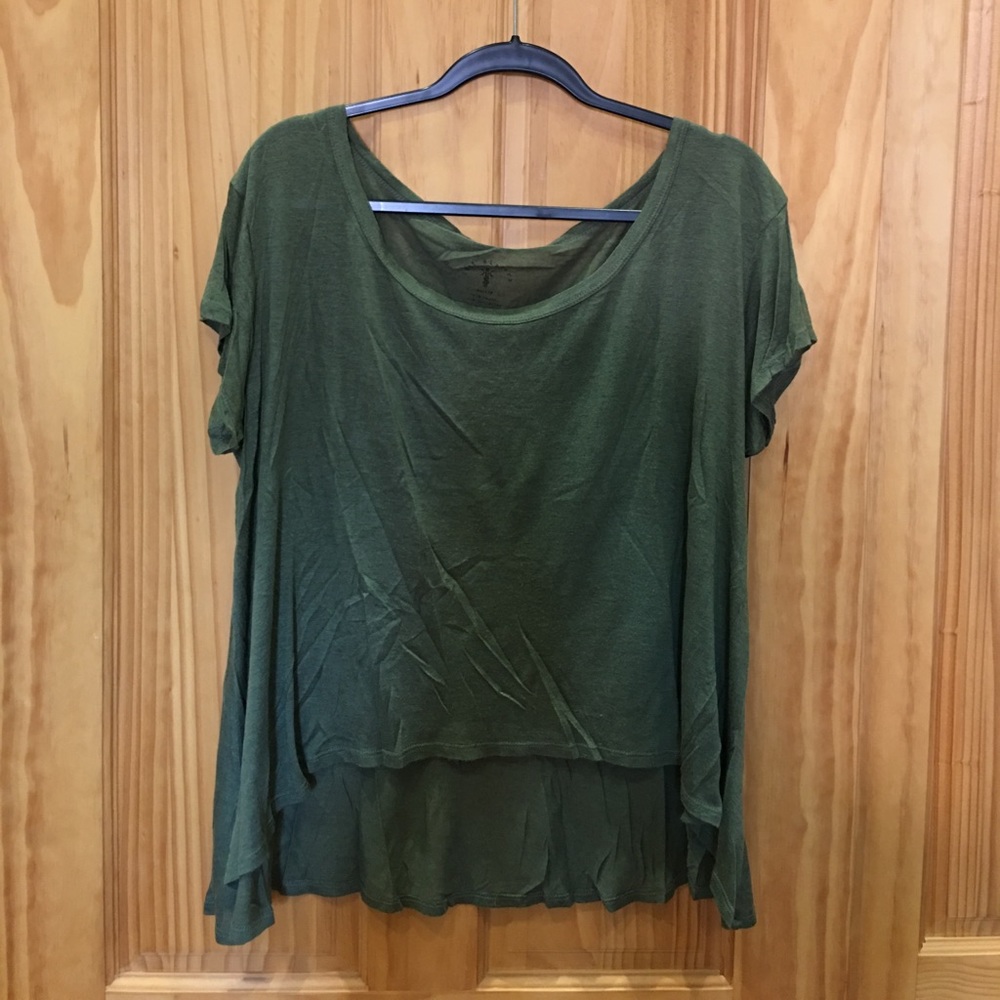 Knot Sisters green tee