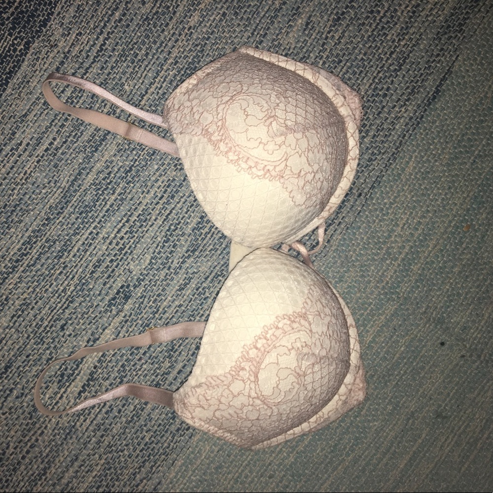 VS BOMBSHELL bra. White lace