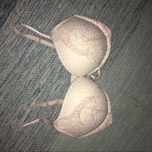 VS BOMBSHELL bra. White lace