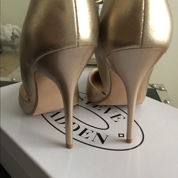 STEVE MADDEN NWB GOLD SHOES 9M - Picture 6 of 8