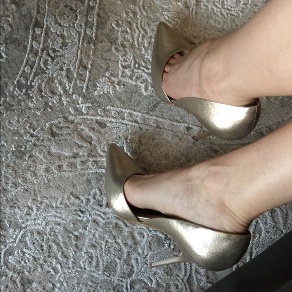 STEVE MADDEN NWB GOLD SHOES 9M - Picture 4 of 8