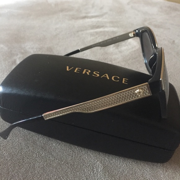 Authentic Versace sunglasses 😎 - Picture 2 of 5