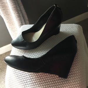 ALDO black wedge gold detail size 7