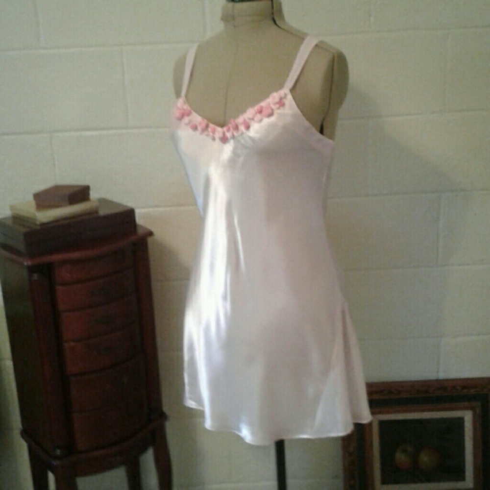 Ivy & Annabelle Short Night GownSz M Pink Satin