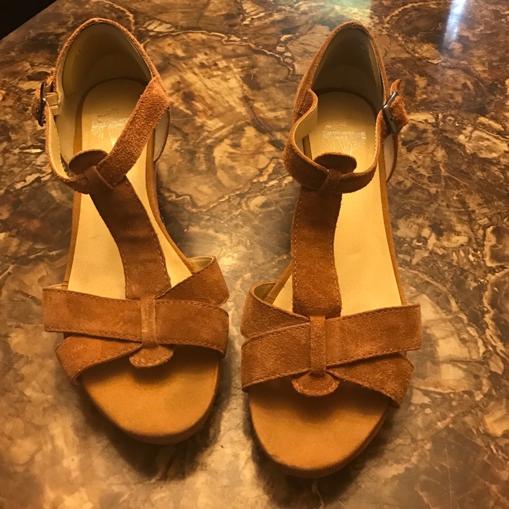 Tan suede UO Kimichi Blue wedge sandals Sz8 NWOT