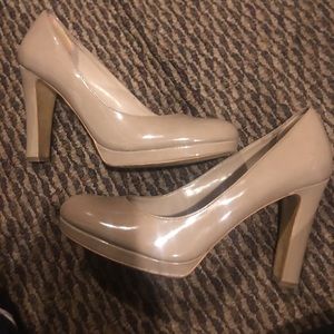 Size 9 nude 4inch heels.