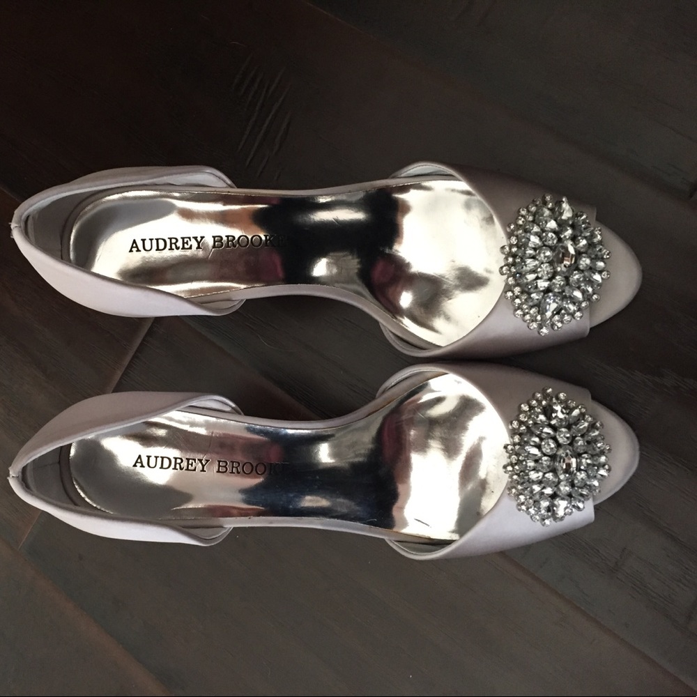 Audrey Brooke Taylor Silver Pumps size 8