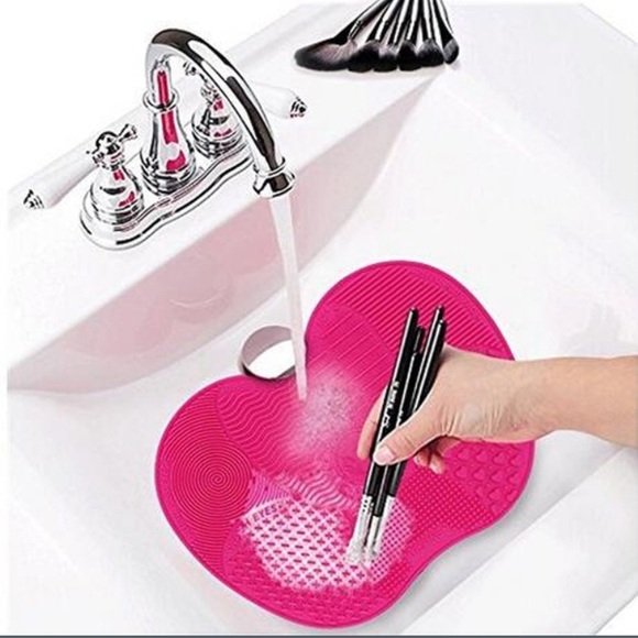 Other - 🎅🏻 Make Up Cleaning Glove and Mat Duo