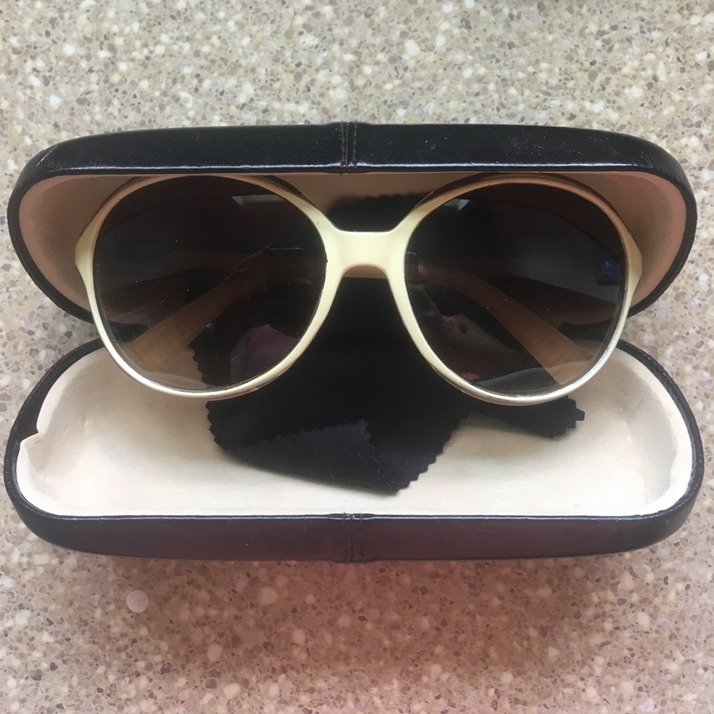 3/35 SALE ⭐️ Retro Sunglasses with case