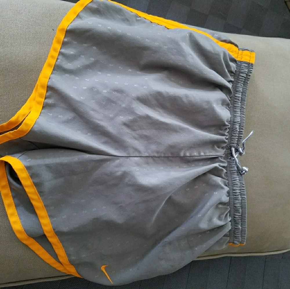 NIKE GRAY SHORT
