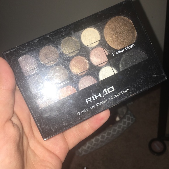 Makeup - Picture 2 of 3